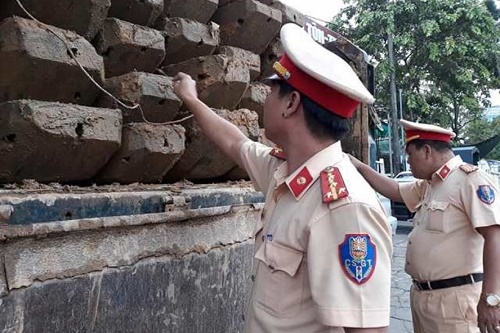Huế: CSGT truy đuổi bắt giữ xe tải chở hàng chục phách gỗ lậu