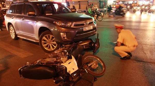 Hà Nội: Ô tô vượt đèn đỏ gây tai nạn liên hoàn