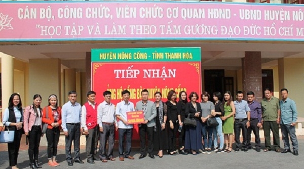 Báo Người Hà Nội tặng 110 phần quà cho đồng bào thiệt hại do mưa lũ