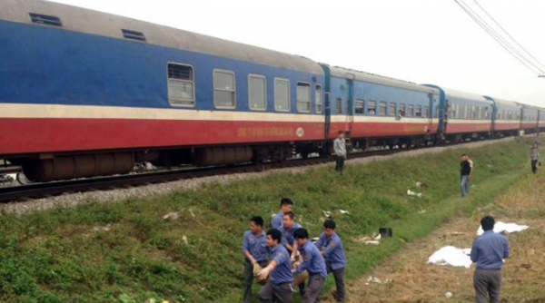 Băng qua đường sắt, ba người bị tàu hỏa tông văng xa hơn 20m