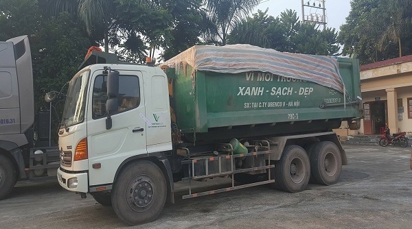 Bắc Kạn: Bắt xe tải đổ trộm hàng tấn chất thải ra môi trường
