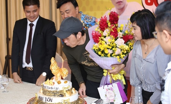 Hoài Linh “hạnh phúc” vì được anh em nghệ sỹ bất ngờ tổ chức sinh nhật sớm