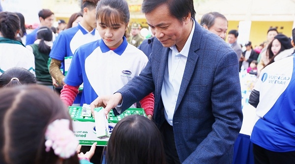 Quỹ sữa vươn cao Việt Nam đem niềm vui đến trẻ em tỉnh Hưng Yên