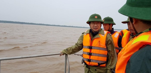 Phó Thủ tướng Trịnh Đình Dũng kiểm tra công tác ứng phó bão số 16