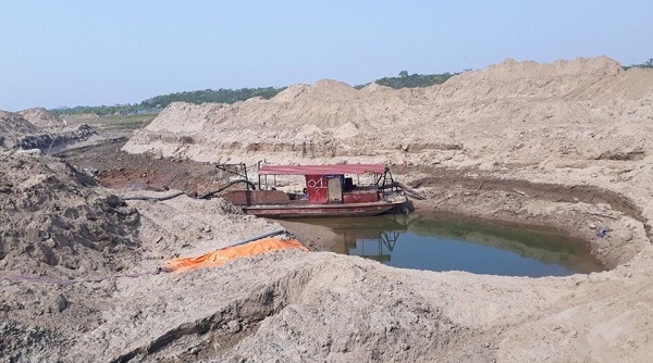 Vĩnh Phúc: Khai thác cát trên sông Hồng khiến người dân 'bất an'