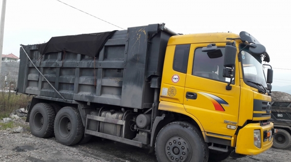 Quảng Ninh: Xe trọng tải lớn nghi chở than lưu thông trên QL18