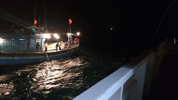 Nghệ An: Giải cứu thành công 10 thuyền viên gặp nạn trên biển