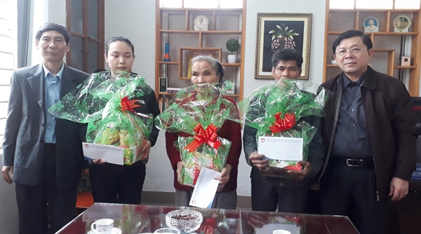 PCT UBTWMTTQVN Nguyễn Hữu Dũng thăm và tặng quà gia đình khó khăn tỉnh Thừa Thiên Huế