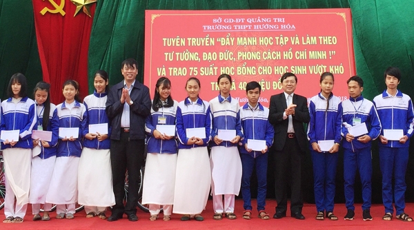 PCT UBTWMTTQVN Nguyễn Hữu Dũng trao học bổng cho học sinh nghèo tại Quảng Trị