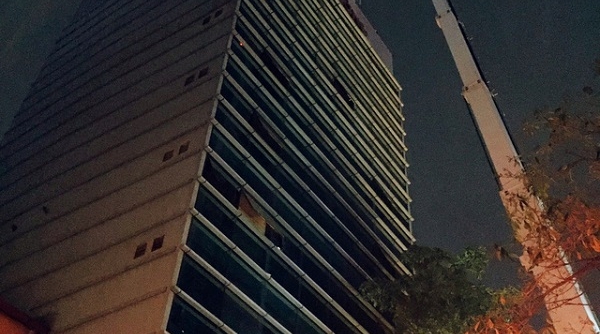 Cháy tòa nhà 12 tầng, nhiều người bị mắc kẹt