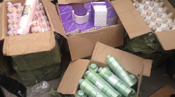 Quảng Ninh: Tịch thu lô hàng kem hấp, ủ tóc không rõ nguồn gốc