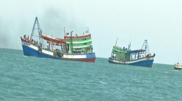 Bị lật thuyền, 2 ngư dân mất tích trên biển