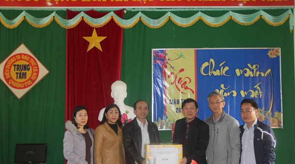 PCT UBTWMTTQVN Nguyễn Hữu Dũng thăm và tặng quà Tết cho người nghèo tại Quảng Trị