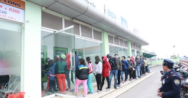 Hà Nội: Công nhân KCN lại vật vã xếp hàng chờ... rút tiền ngày cận Tết