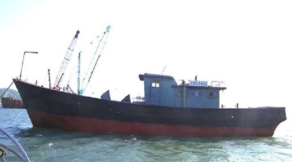 Phát hiện tàu 'lạ' có ghi chữ Trung Quốc trôi dạt trên vùng biển Thừa Thiên Huế