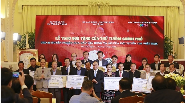 Thủ tướng trao 20 tỷ đồng đấu giá bóng và áo của U23 Việt Nam từ FLC cho 20 huyện nghèo trên cả nước