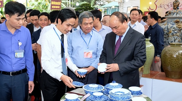 Thủ tướng Nguyễn Xuân Phúc thăm làng gốm sứ Bát Tràng