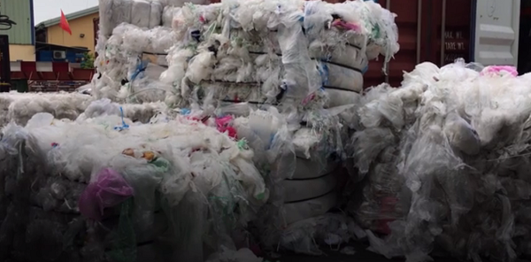 Hơn 35 tấn nhựa phế liệu nhập trái phép về cảng Cát Lái