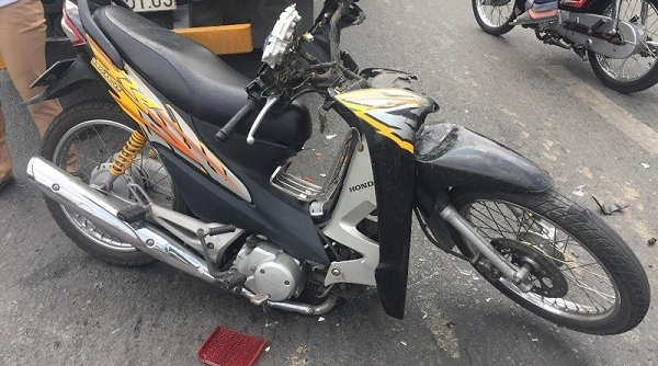 Nam thanh niên nguy kịch sau khi đâm vào xe bồn