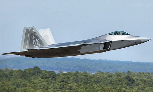 Gặp sự cố, chiếc F-22 Mỹ hạ cánh với một động cơ