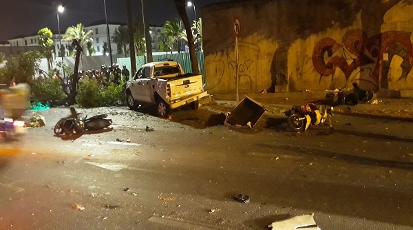 Sài Gòn: Xe bán tải tông chết 1 người và làm nhiều người khác bị thương.