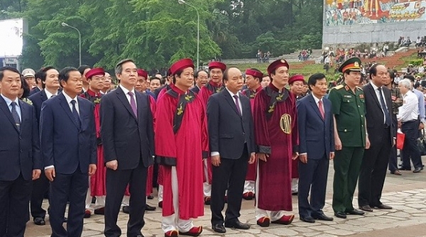 Thủ tướng Nguyễn Xuân Phúc dâng hương tưởng niệm các vua Hùng