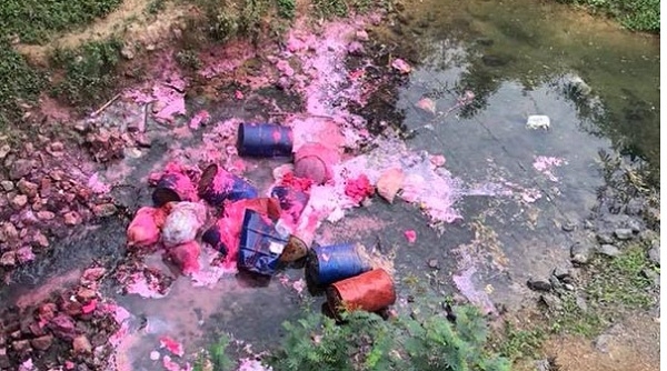 Lạng Sơn: Xuất hiện chất thải lạ trên dòng suối