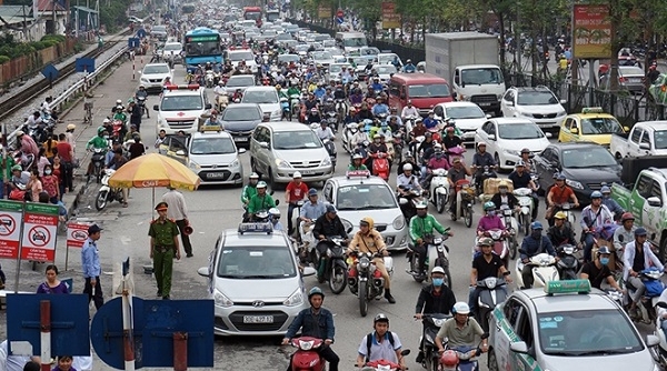 Hà Nội: Người dân tấp nập về quê nghỉ lễ, nhiều tuyến phố kẹt cứng
