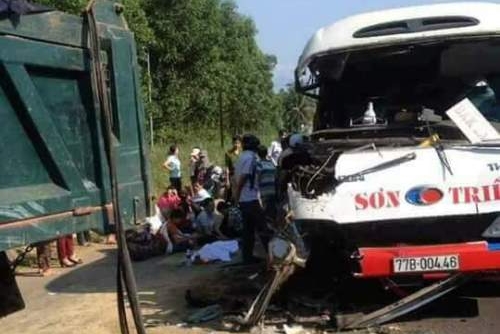 Bình Định: Xe khách đâm xe tải, hai trẻ em tử vong