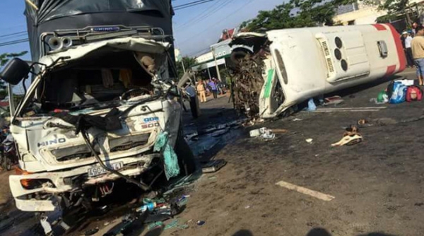Ôtô khách đối đầu xe tải, 10 người thương vong