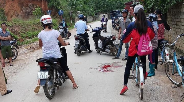 Lạng Sơn: Chồng dùng dao cứa cổ vợ giữa đường
