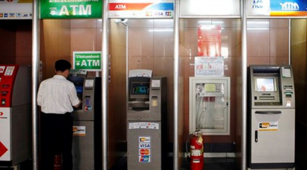 Ngân hàng Nhà nước chỉ đạo dừng tăng phí rút tiền ATM nội mạng