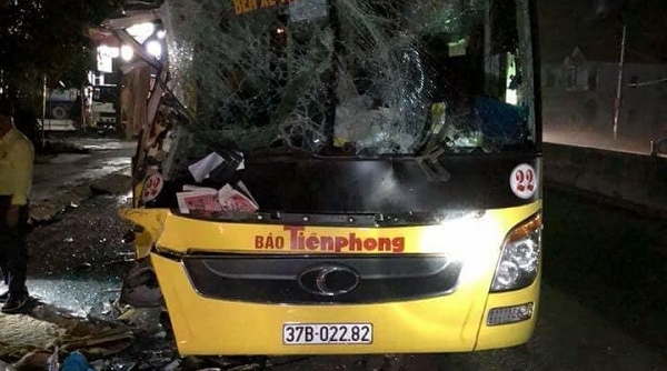 Xe khách Văn Minh va chạm xe tải, 6 hành khách bị thương