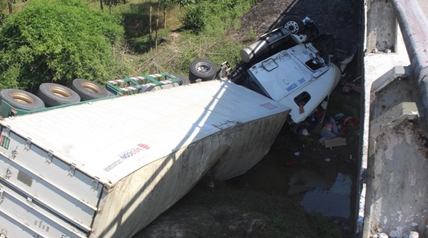 Va chạm với xe khách, xe container rơi xuống suối