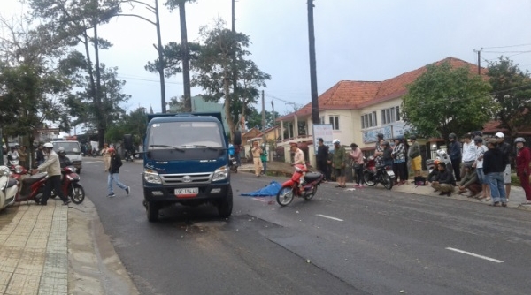 Lâm Đồng: Va chạm với xe tải, 2 người trên xe máy thương vong