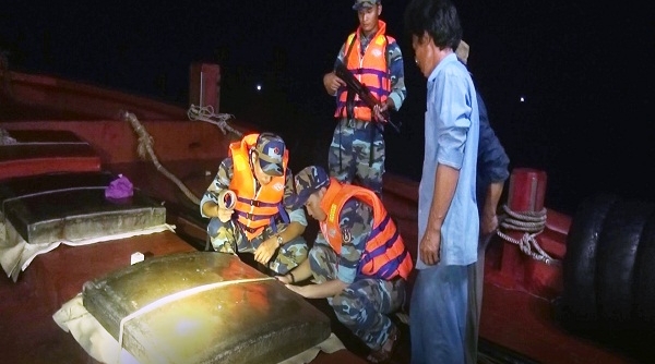 Cảnh sát Biển bắt giữ tàu cá vận chuyển 120.000 lít dầu DO trái phép