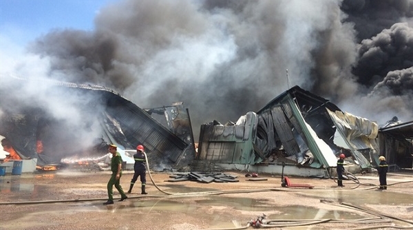 Cháy lớn tại một nhà xưởng ở Bình Định, huy động đông đảo lực lượng để chữa cháy