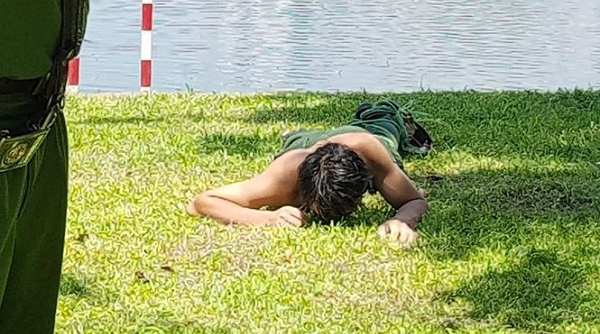Nam thanh niên nghi ngáo đá, nằm 'gặm cỏ' trên bờ Hồ Thiền Quang