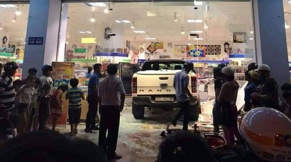 Kon Tum: Nữ tài xế điều khiển xe bán tải lao vào nhà sách khiến khách hàng hoảng loạn