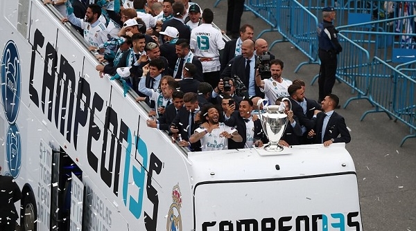 Ronaldo trấn an CĐV, Bale trầm ngâm trong ngày Real mở hội mừng vô địch C1