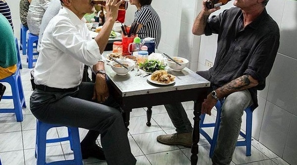 Anthony Bourdain - người ăn bún chả cùng Obama tại Hà Nội qua đời ở tuổi 61