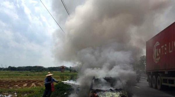 Quảng Ninh: Xe 4 chỗ bất ngờ bốc cháy