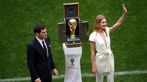 Lễ khai mạc World Cup 2018: Casillas bước ra cùng cúp vàng
