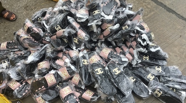 Lạng Sơn: Thu giữ hơn 1.000 đôi dép nữ giả nhãn hiệu Chanel