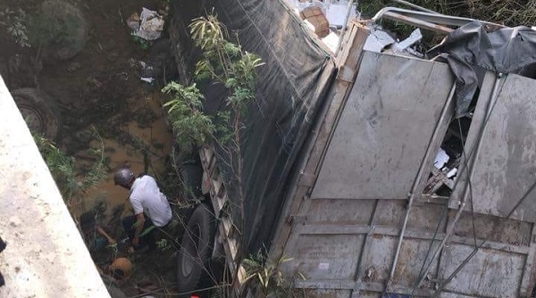 Bình Thuận: Xe tải mất lái lao xuống vực cầu, 2 người thương vong