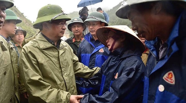 Phó Thủ tướng Trịnh Đình Dũng vào tâm lũ, chia sẻ nỗi đau mất mát tới người dân