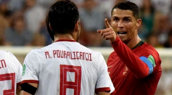 HLV Iran: “C.Ronaldo xứng đáng bị đuổi khỏi sân”