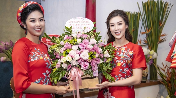 Mrs Áo dài Phí Thị Thùy Linh "rạng rỡ" tới chúc mừng Hoa hậu Ngọc Hân khai trương cửa hàng mới