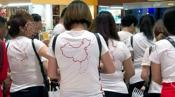 Đình chỉ công ty để du khách Trung Quốc mặc áo in 'đường lưỡi bò'