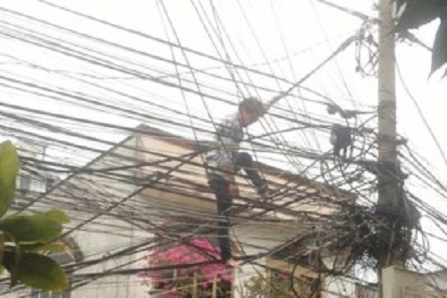 TP.HCM: Giải cứu thành công thanh niên nghi ngáo đá, trèo lên trụ cột điện